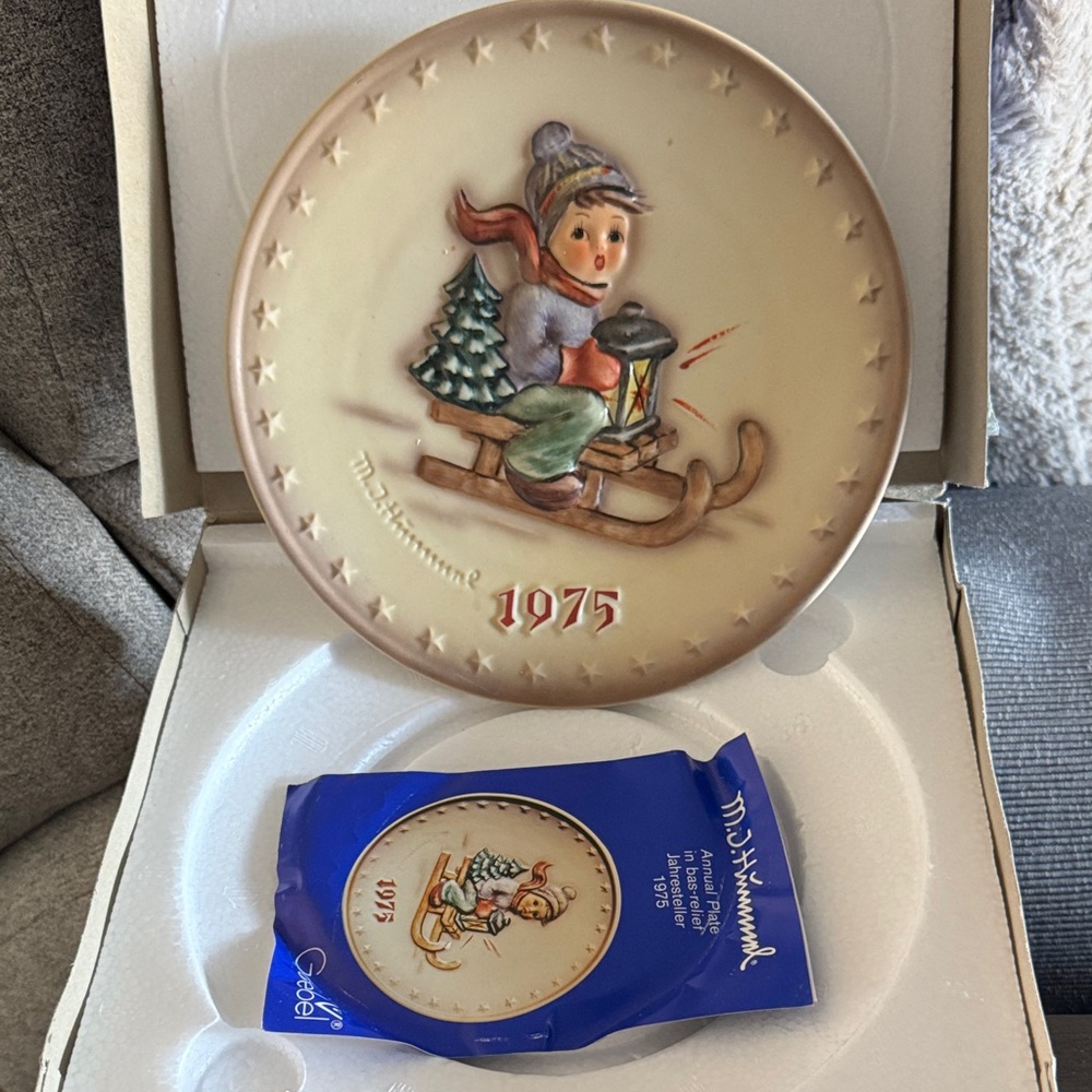 Hummel Cream and Red 1975 Little Sledder Plate